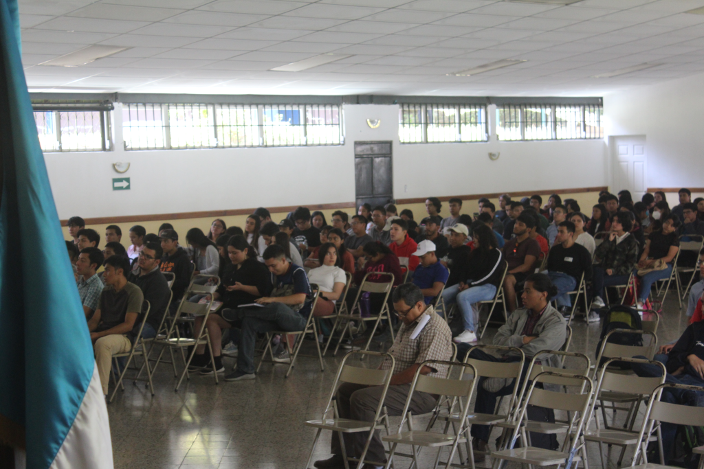 Estudiantes de la facultad de ingeniería de la Universidad de San Carlos de Guatemala (CUNOR, Cobán) recibiendo capacitaciones sobre inteligencia artificial y desarollo de software por parte de Tecsify y TechRoots