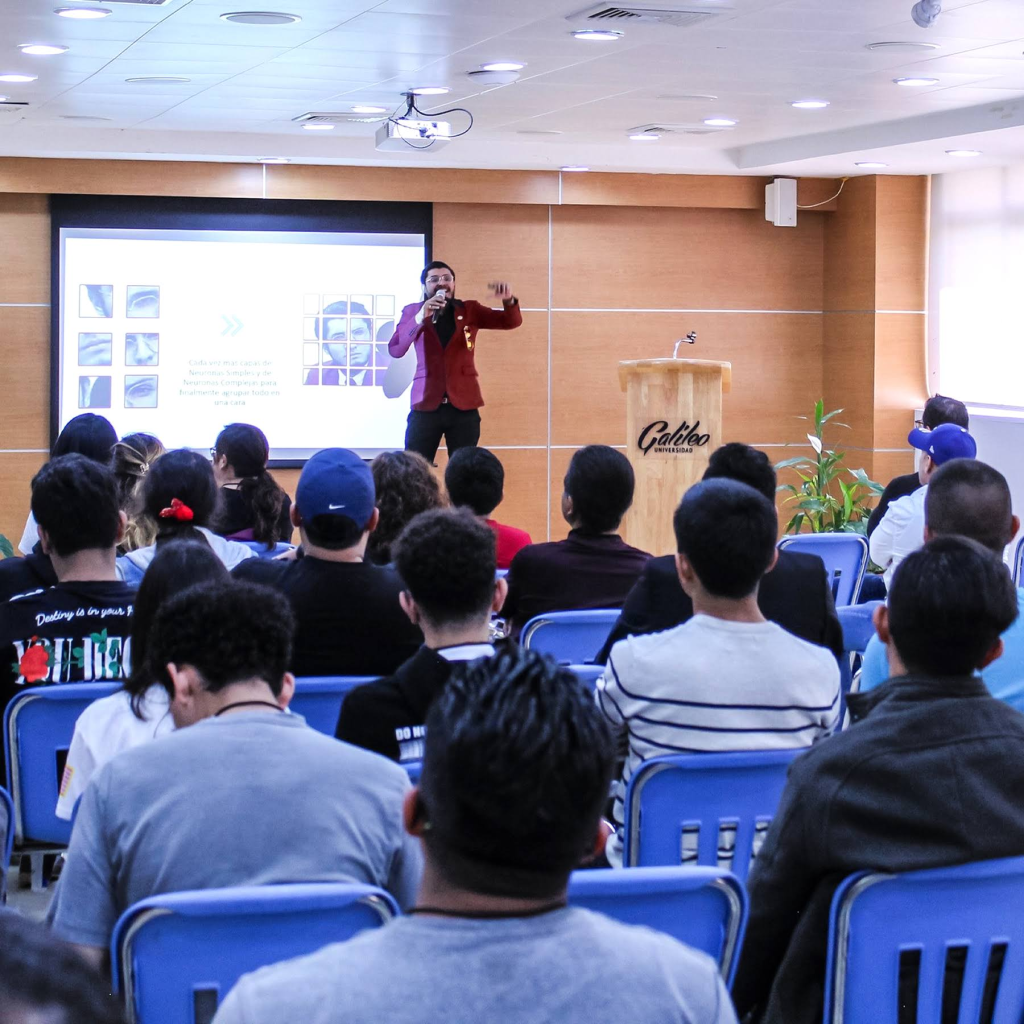 Oscar Morales Cuellar, CEO de Tecsify brindando un taller sobre el desarollo de inteligencia artificial en la Universidad Galileo de Guatemala como parte de los eventos abiertos al público de TechRoots