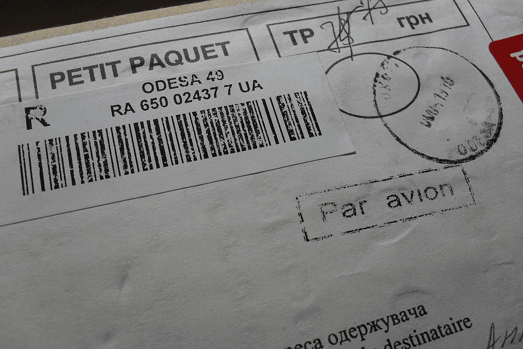Ejemplo de una postal con un código de barras por Tecsify
