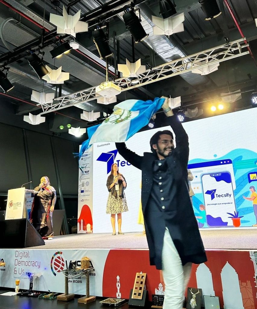 Oscar Morales Cuellar, CEO de Tecsify cargando la bandera de Guatemala al recibir el World Summit Award en Hyderabad, India