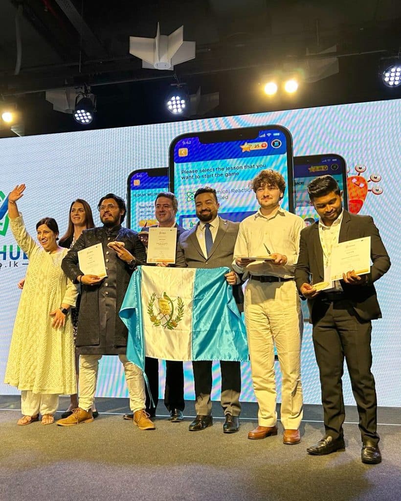 Oscar Morales Cuellar junto al embajador Omar Castañeda recibiendo el premio WSA 2025 en India
